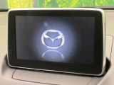 【マツダコネクトナビ】車内の雰囲気にマッチした一体型タイプのナビ。各種車輌設定やBluetooth再生等、様々な機能が楽しめます。直感的なダイヤル操作が可能で、使い勝手も良好です。