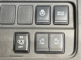 【両側スライドドア】駐車場で隣の車との間隔が狭く乗りにくい時、スライドドアなら安心!ドアオープン時も幅を取らず、開口部が広いので乗り降りがとっても簡単です。大きな荷物の出し入れも後席から可能♪