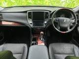 運転席と助手席を見渡せる配置で、前方の視界も広く感じられます。シートや足元には落ち着いた色合いが広がり、運転する方も隣に乗る方もゆったり過ごせる室内です。