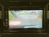 後方の映像とガイドラインが画面に表示され、駐車時に周囲との距離を確認する目安になります。車庫入れや狭い場所での取り回しをサポートし、後退時の確認に役立ちます。