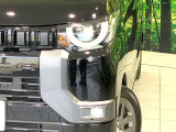 【LEDヘッドライト】悪天候や夜間走行時も良好な視界を確保し安心して運転できる高輝度LEDヘッドライトを装備!点灯速度が早く、消費電力も抑えられています。