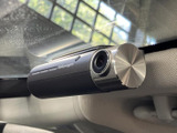 車内に設置されたカメラで、運転中の様子を記録できる装備です。万一の際に状況を確認する手がかりとして活用でき、日々の移動に安心感を添えてくれます。