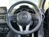 ステアリングには手元で扱えるスイッチが配置され、運転姿勢を保ちながら各種機能を利用できます。メーターやナビ画面と併せて活用しやすく、日々の運転を便利にサポートする装備が備わっています。