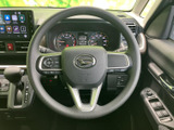 手元にスイッチがまとまり、運転姿勢を保ちながら必要な操作に移りやすい設計です。メーター類も視線の先に配置され、運転中の確認や操作を支えてくれます。