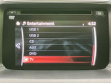 USBやCD、AUX、DVD、テレビなど、利用できる音源が一覧で表示されます。目的に合わせて項目を選びやすく、車内での音楽や映像の利用を手軽に楽しめる装備です。