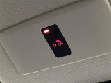 【SOSコール】スイッチを押すだけで専門のオペレータに接続。警察や消防に連絡し、緊急車両の手配をサポートします。クルマの位置情報もオペレータへの接続と同時に共有されるので、さらに安心です。