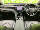 前席はシートにゆとりがあり、運転席から前方や周囲を確認しやすいレイアウトです。落ち着いた色合いでまとまり、助手席の方にもくつろいでお過ごしいただけます。