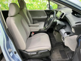 明るい色合いのシートにゆったりと座れ、前方の視界も広く感じられる室内です。運転席まわりは見渡しやすく、乗り降りの際も足元にゆとりが感じられます。