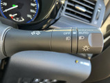 レバー上の表示で点灯関連の設定を確認しやすく、運転中も手元で必要な操作を行える配置です。メーターや周辺スイッチと並ぶ運転席まわりの装備で、日常の運転を支えてくれます。