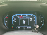 速度や燃料残量などの情報がメーター内に集約され、必要な表示を運転席から確認しやすい配置です。中央の画面にも車両情報が表示され、走行前の確認や日々の運転に役立ちます。