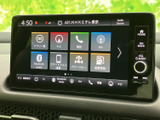 ナビやラジオ、電話などの項目が画面に整理され、選びたい機能を見つけやすい構成です。タッチ操作で目的に応じた画面へ切り替えられ、毎日の移動でも活用しやすい装備です。