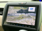 テレビ映像を表示できる画面を装備しています。停車中に番組や映像を視聴でき、休憩時間や待ち時間も車内でゆったり過ごせます。操作は画面から選べて便利です。