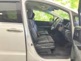 前席はゆったりとした空間が確保され、運転席から前方を見渡しやすいレイアウトです。シートや足元も落ち着いた色合いでまとまり、乗り込んだ際にすっきりとした印象を受ける室内です。