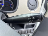 レバー上の表示で各スイッチの目印を確認しやすく、運転席から手元を見ながら扱えます。周辺にはメーターも配置され、運転時に必要な情報を確かめやすい環境です。