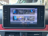 テレビやディスク、Bluetooth Audio、USBなど、複数の音源を画面上から選べます。使いたい項目を一覧で確認でき、普段の音楽再生やラジオ利用にも便利な構成です。