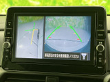 後方の映像に加え、周囲を見渡す映像も表示されるため、駐車時の安全確認に役立ちます。画面内のガイド表示を目安に、後退時の状況を把握しやすい構成です。