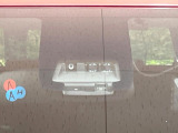 【トヨタセーフティセンス】走行中に前方の車両等を認識し、衝突しそうな時は警報とブレーキで衝突回避と被害軽減をアシスト。より安全にドライブをお楽しみいただけます。
