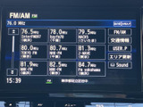 FM・AMの放送局が一覧で表示され、周波数や局名を確認しながら選局できます。地域の放送を手軽に楽しめるほか、画面上で交通情報などの項目も選べる便利なオーディオ画面です。