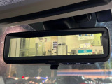 【スマートリヤビューミラー】後席の大きな荷物や同乗者で後方が確認しづらい時でも安心!カメラが撮影した車両後方の映像をルームミラー内に表示。クリアな視界で状況の確認が可能です!