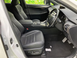 運転席まわりはシートやドア内張りが落ち着いた色合いでまとまり、座った際に視界を広く確保しやすい配置です。シートの形状にも立体感があり、毎日の移動をゆったりと過ごしたい方にもおすすめです。