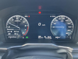速度やエンジン回転数、燃料残量などを運転席正面で確認でき、走行に必要な情報を把握しやすい配置です。中央の表示も見やすく、日々の運転を支えるメーターまわりです。