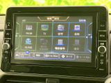 ラジオやテレビ、CD・DVDなどの項目が画面上に並び、目的に合わせて選びやすい表示です。タッチ画面と周囲のボタンで、日常のメディア操作を行えます。