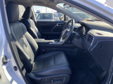 運転席と助手席にはゆったりとしたシートが備わり、落ち着いて過ごせる空間です。ドアを開けたときの見通しもよく、前席に乗り込む際の乗降や視界の確認がしやすい印象です。