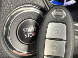【インテリジェントキー】カバンやポケットに入れたままでもドアの施錠・解錠が可能なスマートキーを装備。エンジンのオン・オフ時もカギを取り出す必要が無いからとっても便利です♪
