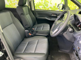前席は身体を預けやすい形状で、運転席からの視界も広く感じられます。落ち着いた色合いのシートと整った足元で、毎日の移動を快適にお過ごしいただけます。