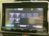 ラジオやテレビ、Bluetoothなどの選択肢が画面に並び、音源を確認しながら選べます。オーディオ設定や交通情報の項目もあり、普段の移動に合わせて活用できます。