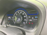 速度や走行距離などの情報がメーター内に表示され、運転中に必要な数値を確認しやすい配置です。中央の大きな表示部と左右の情報表示を見分けやすく、日々の運転をサポートします。