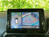 後方の映像に加えて車両周辺を確認できる表示があり、駐車時の安全確認を助けます。画面上のガイドも目安にしながら、周囲に注意してゆっくり操作できます。