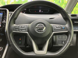 手元には複数のスイッチが配置され、運転姿勢を保ったまま各種機能を操作できます。メーターの表示も正面に収まり、前方を確認しながら情報を把握しやすいレイアウトです。毎日の運転を支える扱いやすい装備です。