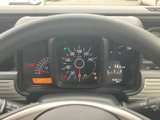 速度計を中心に、燃料計や各種表示がまとまっており、運転中に必要な情報を確認しやすい配置です。表示がすっきり整理され、走行中も視線の移動を抑えやすくなっています。