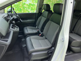 運転席と助手席は身体を受け止める形状で、ゆったりと腰掛けられる印象です。前方や左右の見通しもよく、乗り降りのしやすさにも配慮された室内となっています。