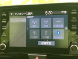 オーディオソースを画面上で選択でき、AM・FMや交通情報、DISC、USB、Bluetoothが表示されています。使いたい項目を見つけやすく、好みに合わせて音源を選べる便利な画面です。