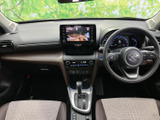 運転席から前方を見渡しやすく、メーターや中央の画面も視線を移しやすい配置です。前席は身体を預けやすい形状で、日常の移動も落ち着いて過ごせます。