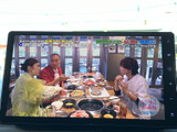 テレビ番組を画面で視聴でき、停車中の待ち時間も快適に過ごせます。映像が大きく表示されるため内容を確認しやすく、休憩のひとときに楽しめる装備です。