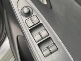 【電動格納ミラー】サイドミラーは電動格納式となっており、狭い駐車場でもキズがつくリスクを抑えられます。