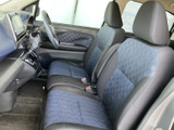 前席は視界が広く、運転席と助手席の間にもゆとりを感じられるレイアウトです。落ち着いた柄のシートが室内になじみ、乗り込むたびに過ごしやすさを感じられます。