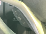 通話や音声操作に関するスイッチがステアリング付近にまとまり、運転姿勢を保ったまま扱いやすい配置です。手元で確認でき、日常の利便性を高めます。