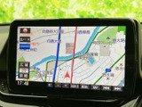 地図上に現在地や周辺道路、施設名が表示され、目的地までの道順を確認する際に便利です。画面下部のボタンから地図やメニューを選べるため、行き先の確認にも役立ちます。