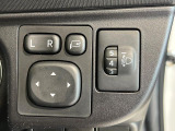【電動格納ミラー】サイドミラーは電動格納式となっており、狭い駐車場でもキズがつくリスクを抑えられます。