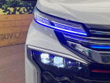 【オプション三眼LEDヘッドライト】スタイリッシュな見た目の三眼LEDヘッドライトを装備♪スタイルだけでなく、夜間の走行も視界良好で安心してお乗りいただけます。