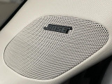 【BOSEサウンドシステム】メーカーオプションの高品位サウンドシステムを搭載。専用のチューニングが施された大小様々なスピーカーから良質なサウンドが奏でられ、臨場感あふれる音響空間を演出します。