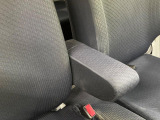 【アームレスト】運転中の身体の負担を軽減してくれるアームレストを装備♪