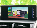 テレビ映像を画面で楽しめる装備です。お車を停車している間に番組や映像を視聴でき、待ち時間などを過ごす際にも活用いただけます。画面表示も見やすく、操作しやすい印象です。