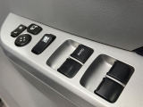 【電動格納ミラー】サイドミラーは電動格納式となっており、狭い駐車場でもキズがつくリスクを抑えられます。