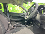 前席のシートやセンターまわりが見渡せる車内空間。落ち着いた色合いのシートとすっきりした足元で、乗り降りの際もゆったり過ごせる印象です。