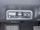 ETC車載器を運転席まわりに備え、高速道路の料金所を通過する際にも便利に活用できます。カードの挿入口や表示部が見分けやすく、乗車時に確認しやすい位置に設置されているのもポイントです。